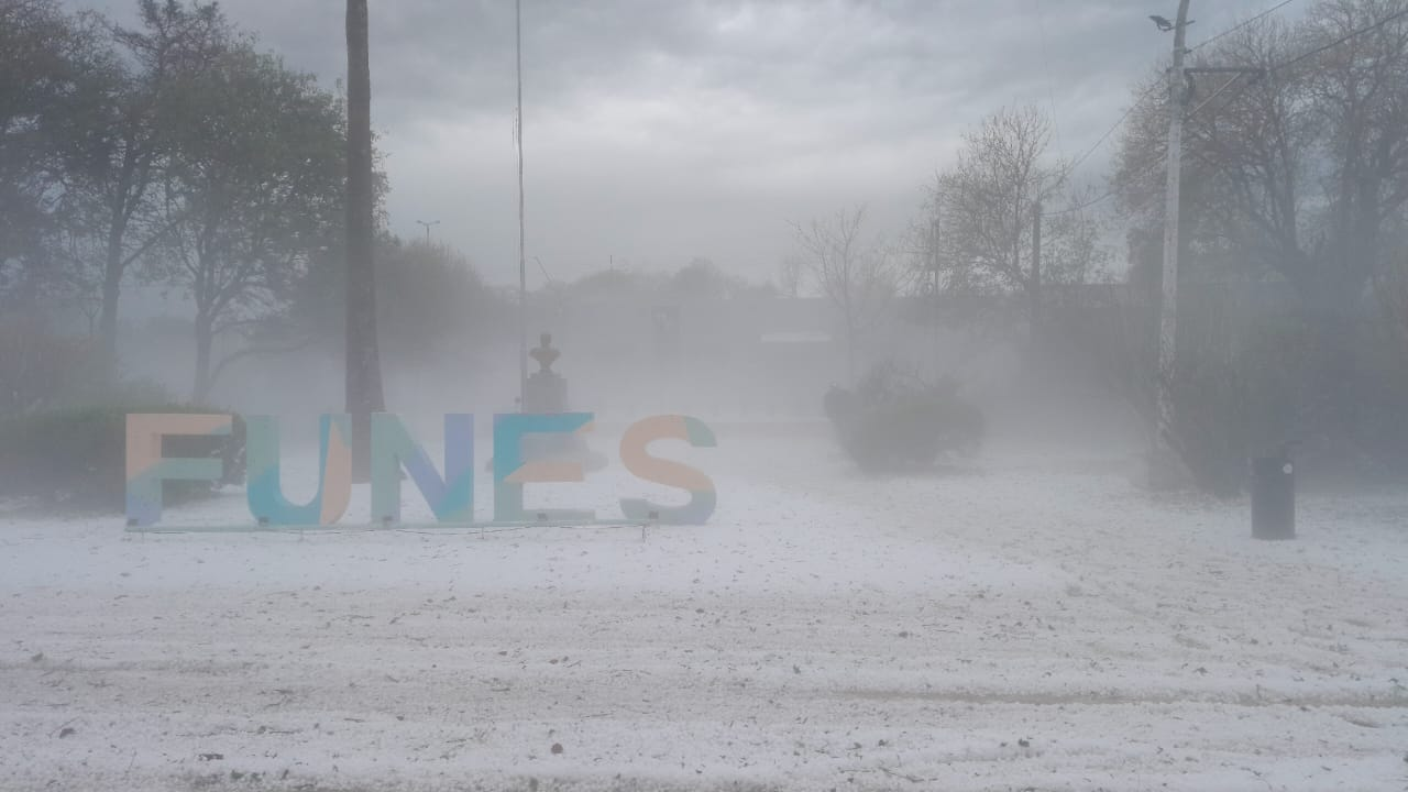 Calles bajo hielo, techos derrumbados y espesas nieblas: postales de Funes tras el intenso granizo 